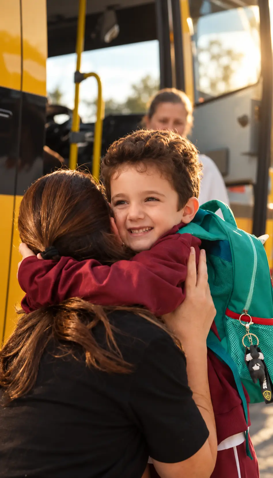 Responsável acompanhando estudante uniformizado